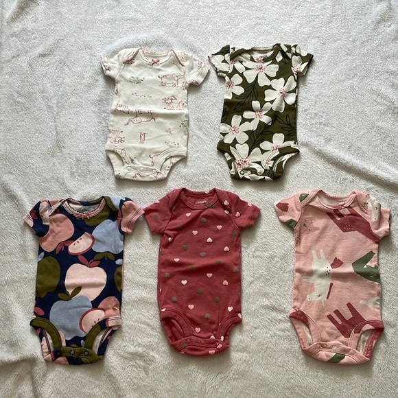 5 Newborn Onesies * Brand New * Carters - Picture 1 of 1